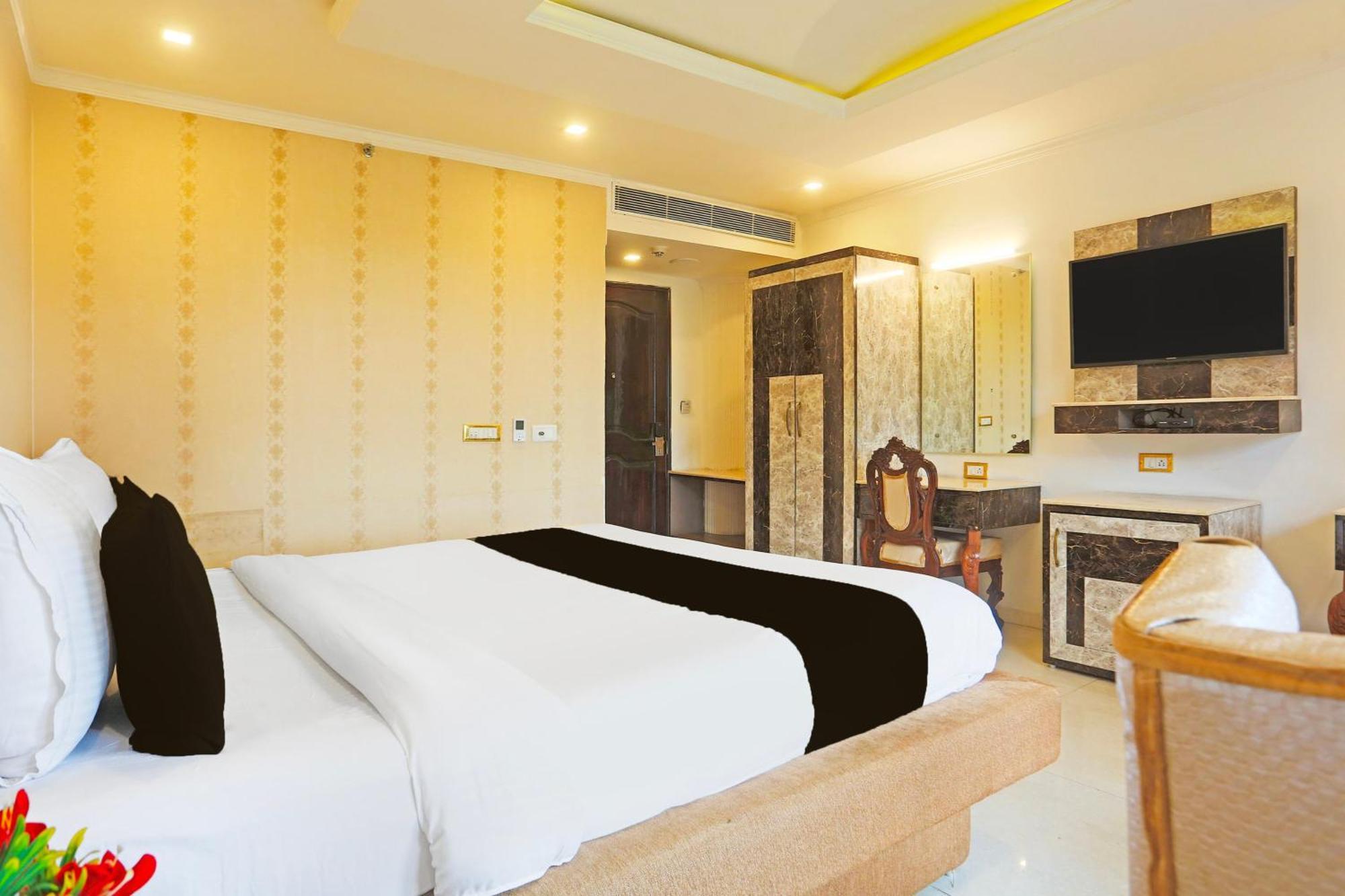 Super Townhouse Oak Dharamshala Near Maximus Mall Bagian luar foto